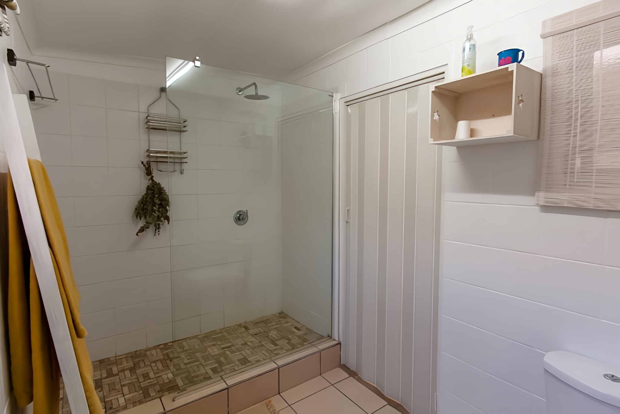 Modern en-suite bathroom Surf n Sea Wavecrest holiday home