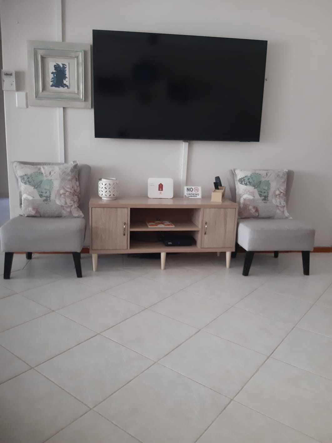 Lounge TV Wi-Fi fibre Surf n Sea beach house Jeffreys Bay